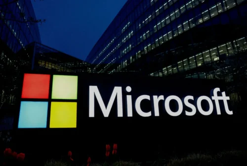 Logo da Microsoft em frente à sede da empresa durante anúncio de reestruturação e cortes de empregos.