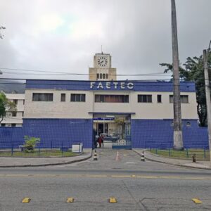 Prédio da FAETEC no Rio de Janeiro, instituição que abriu 15 mil vagas em cursos gratuitos na modalidade EaD.