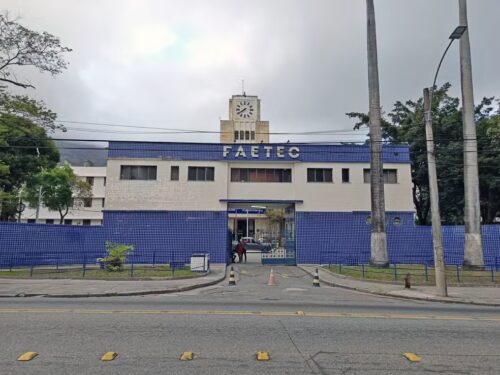 Prédio da FAETEC no Rio de Janeiro, instituição que abriu 15 mil vagas em cursos gratuitos na modalidade EaD.