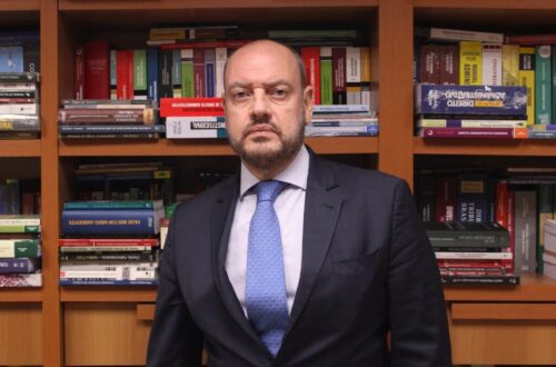 Governador interino Ricardo Couto durante pronunciamento sobre nova tese e corte de R$ 5 bilhões no RJ.