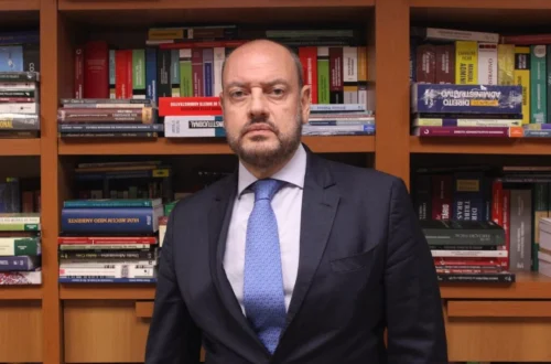 Governador interino Ricardo Couto durante pronunciamento sobre nova tese e corte de R$ 5 bilhões no RJ.