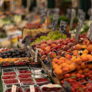 Bancas de frutas e verduras em feira livre ilustram a variação dos preços monitorada pelo IPCA do IBGE.