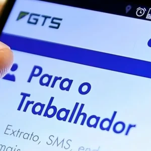 Aplicativo do FGTS aberto no celular, usado para consultar saldo e crédito do lucro do FGTS pelos trabalhadores.
