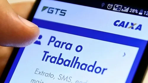 Aplicativo do FGTS aberto no celular, usado para consultar saldo e crédito do lucro do FGTS pelos trabalhadores.