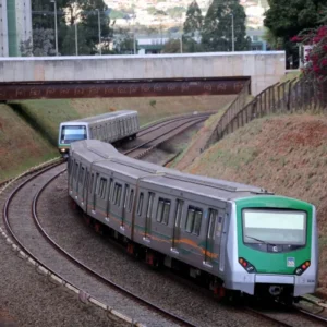 Trem do Metrô-DF circula pelos trilhos em trecho ao ar livre no Distrito Federal.