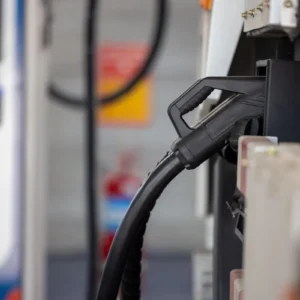 Bomba de combustível em posto de gasolina, tema ligado ao debate sobre aumento do etanol na mistura da gasolina.