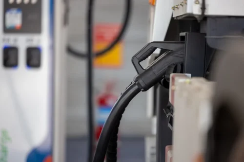 Bomba de combustível em posto de gasolina, tema ligado ao debate sobre aumento do etanol na mistura da gasolina.