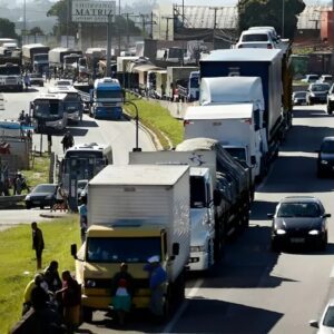 Paralisação dos caminhoneiros em rodovia com fila de caminhões durante mobilização pela votação da MP do Frete.