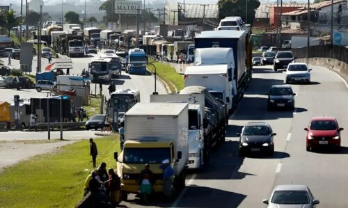 Paralisação dos caminhoneiros em rodovia com fila de caminhões durante mobilização pela votação da MP do Frete.