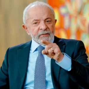 Presidente Luiz Inácio Lula da Silva durante entrevista, gesticulando enquanto fala sobre temas do governo.
