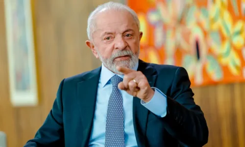 Presidente Luiz Inácio Lula da Silva durante entrevista, gesticulando enquanto fala sobre temas do governo.