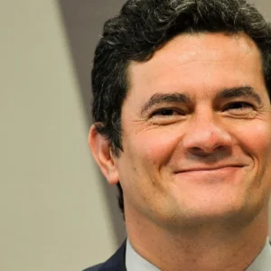 Sergio Moro aparece em foto de divulgação durante a disputa pelo governo do Paraná nas eleições de 2026.