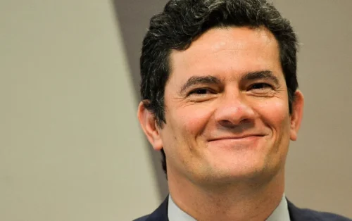 Sergio Moro aparece em foto de divulgação durante a disputa pelo governo do Paraná nas eleições de 2026.