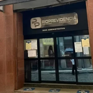 Fachada da sede do Rioprevidência, no Rio de Janeiro, fundo estadual alvo de ações após prejuízo em investimentos.
