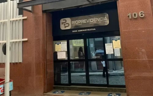 Fachada da sede do Rioprevidência, no Rio de Janeiro, fundo estadual alvo de ações após prejuízo em investimentos.