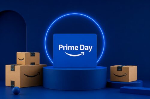 Caixas da Amazon e painel Prime Day em cenário minimalista azul, representando ofertas exclusivas do evento.