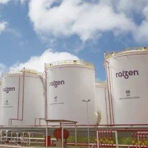Tanques de armazenamento da Raízen em unidade industrial, empresa responsável pelas ações RAIZ4 na B3.
