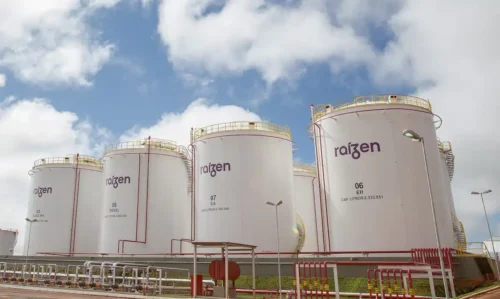 Tanques de armazenamento da Raízen em unidade industrial, empresa responsável pelas ações RAIZ4 na B3.
