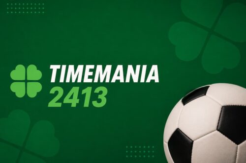 Ilustração minimalista da Timemania 2413 com fundo verde escuro, bola de futebol e elementos gráficos inspirados no concurso.