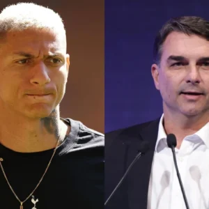 Montagem mostra Richarlison e Flávio Bolsonaro lado a lado após repercussão de disputa por mansão em Angra dos Reis.