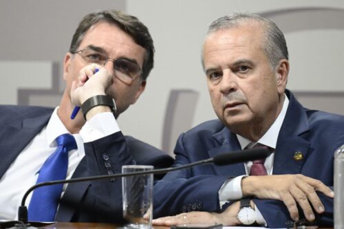 Rogério Marinho e Flávio Bolsonaro em comissão do Senado durante debate sobre pautas legislativas.