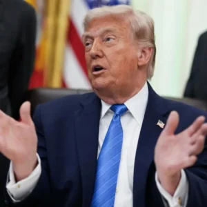 Donald Trump comenta tarifa de 25% dos EUA sobre produtos brasileiros durante reunião na Casa Branca.