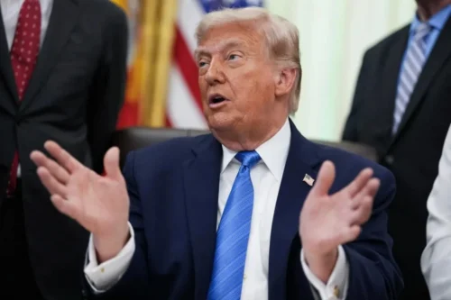 Donald Trump comenta tarifa de 25% dos EUA sobre produtos brasileiros durante reunião na Casa Branca.