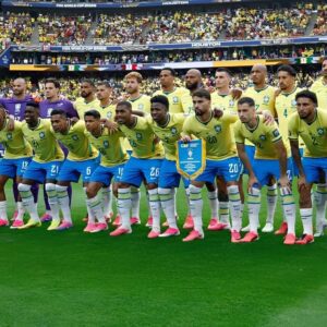 Seleção Brasileira reunida para foto oficial antes de partida da Copa do Mundo de 2026 em estádio lotado.