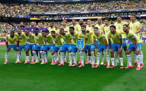 Seleção Brasileira reunida para foto oficial antes de partida da Copa do Mundo de 2026 em estádio lotado.